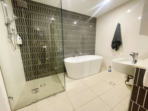 Beautiful Modern Massive 3 BR APT In Rosebery - Geraldton Accommodation 4