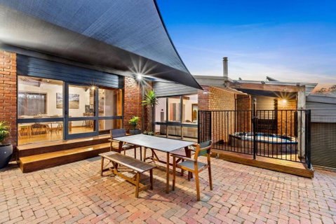 Beachside Weekender Retreat With Spa Sleeps 11-13 - Geraldton Accommodation 1