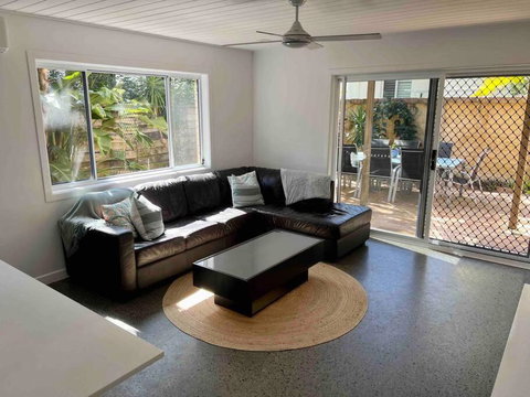 Beach Life - 3 Bedroom Duplex, 80 Steps To Mermaid Beach - Geraldton Accommodation 1