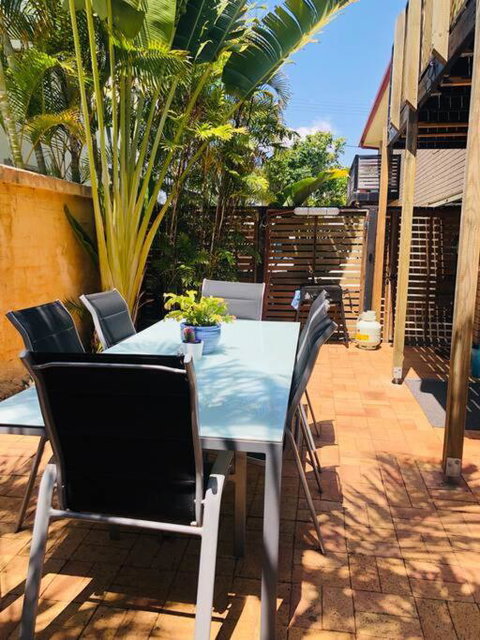Beach Life - 3 Bedroom Duplex, 80 Steps To Mermaid Beach - Geraldton Accommodation 3