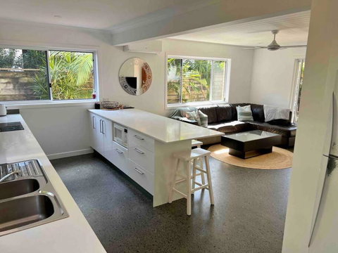 Beach Life - 3 Bedroom Duplex, 80 Steps To Mermaid Beach - Geraldton Accommodation 0