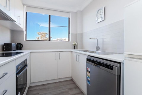 Bellevue, 7 4 Donald Street - Renovated Unit With Air Con And Wi-Fi With Views & Central To CBD - Geraldton Accommodation 2