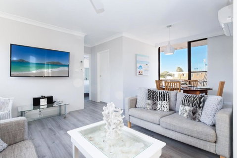 Bellevue, 7 4 Donald Street - Renovated Unit With Air Con And Wi-Fi With Views & Central To CBD - Geraldton Accommodation 0