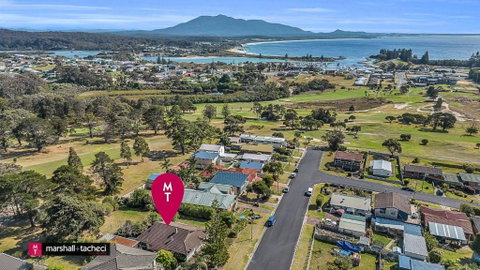 Bermagui Breeze Holiday House 5 Bedroom 18-20 Mumbulla Street - Bermagui - Geraldton Accommodation 2