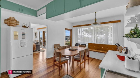 Bermagui Breeze Holiday House 5 Bedroom 18-20 Mumbulla Street - Bermagui - Geraldton Accommodation 3