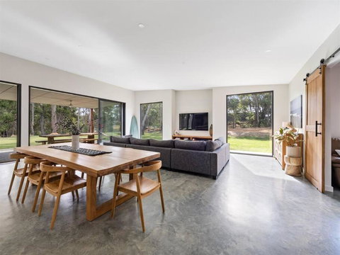 Black Cockatoo Retreat - Acreage Only Minutes From Dunsborough Town & Yallingup Beach - Geraldton Accommodation 2