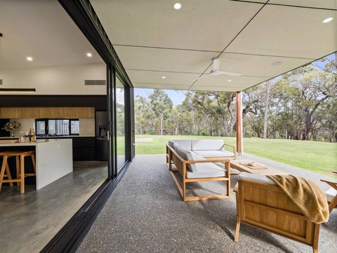 Black Cockatoo Retreat - Acreage Only Minutes From Dunsborough Town & Yallingup Beach - Geraldton Accommodation 4