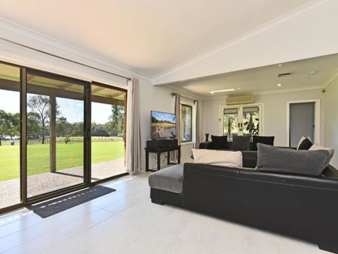 Blaxlands Homestead - Nothing Is Closer Opposite Hope Estate With Wifi And Pool Plus Fireplace - Geraldton Accommodation 4