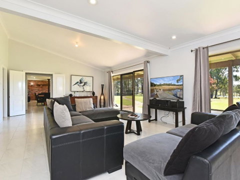 Blaxlands Homestead - Nothing Is Closer Opposite Hope Estate With Wifi And Pool Plus Fireplace - Geraldton Accommodation 3