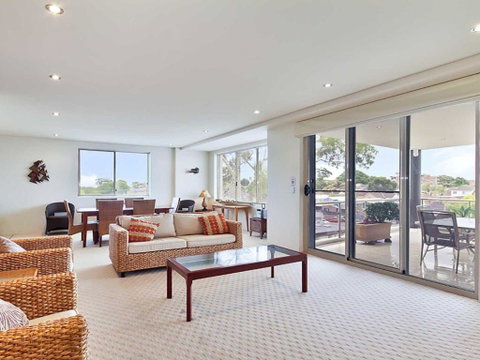 Carrington, 8 15 Government Road - Spacious Unit With Air Conditioning, Lift, Secure Parking And Close To Town - Geraldton Accommodation 1
