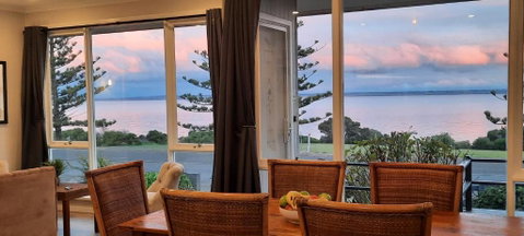Captains On-the-seafront - Stunning Sea Views- 4br 2bth - Large Waterfront House - Geraldton Accommodation 3