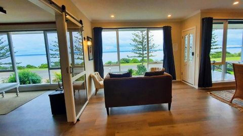 Captains On-the-seafront - Stunning Sea Views- 4br 2bth - Large Waterfront House - Geraldton Accommodation 2