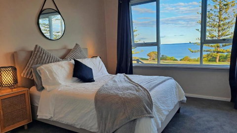 Captains On-the-seafront - Stunning Sea Views- 4br 2bth - Large Waterfront House - Geraldton Accommodation 1
