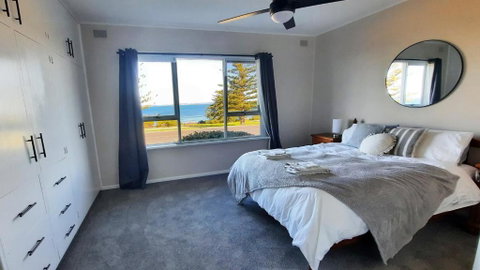 Captains On-the-seafront - Stunning Sea Views- 4br 2bth - Large Waterfront House - Geraldton Accommodation 4