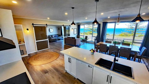Captains On-the-seafront - Stunning Sea Views- 4br 2bth - Large Waterfront House - Geraldton Accommodation 0