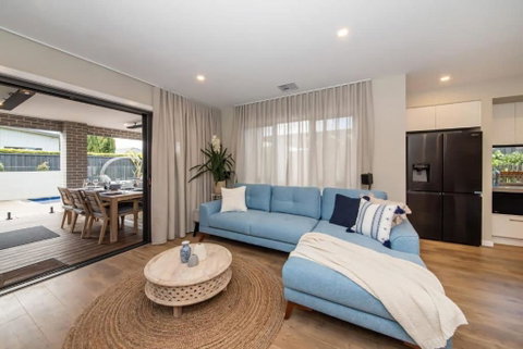 Casa De Praia Luxe Retreat With Heated Pool, Walk To Beach And Golf - Geraldton Accommodation 3