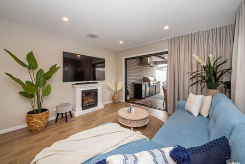Casa De Praia Luxe Retreat With Heated Pool, Walk To Beach And Golf - Geraldton Accommodation 2