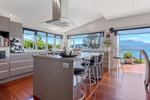 Casa Con Vista Luxury Waterfront Home, Sleeps 10 - Geraldton Accommodation 4