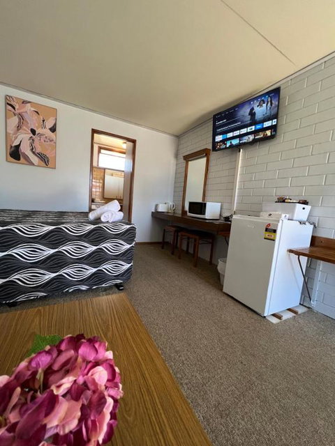 Century Motor Inn, Finley - Geraldton Accommodation 0