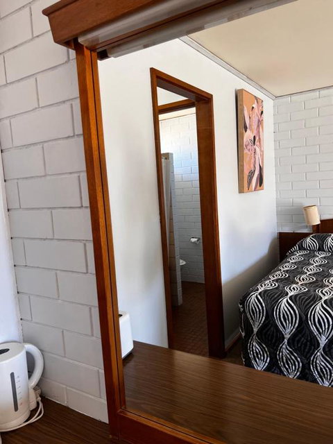 Century Motor Inn, Finley - Geraldton Accommodation 2