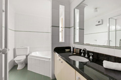 Charming 2-Bed Townhouse 5-Min From Beach - Geraldton Accommodation 2