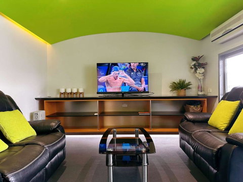 Cityside Beautiful Lodge - Close To City & Airpor - Geraldton Accommodation 0