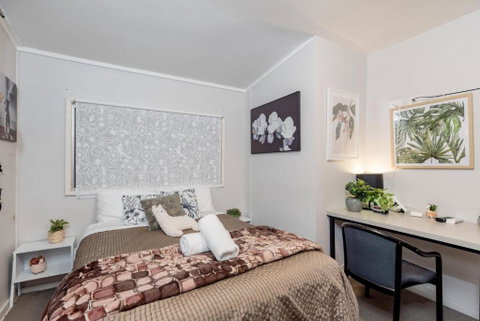 Classic Queen Room - Close To Airport & Eateries - Shared Bathroom - Geraldton Accommodation 0