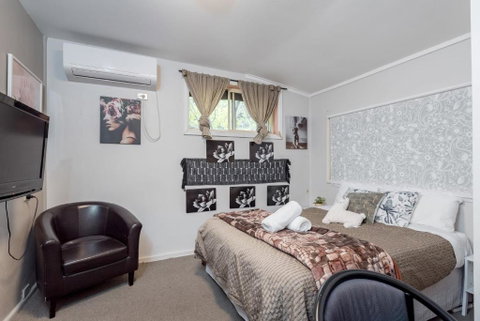 Classic Queen Room - Close To Airport & Eateries - Shared Bathroom - Geraldton Accommodation 2
