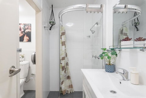 Classic Queen Room - Close To Airport & Eateries - Shared Bathroom - Geraldton Accommodation 3