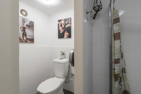 Classic Queen Room - Close To Airport & Eateries - Shared Bathroom - Geraldton Accommodation 4