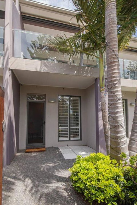 Clifftop On Cowlishaw - A Redhead Beach Retreat - Geraldton Accommodation 1