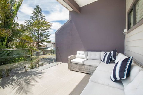 Clifftop On Cowlishaw - A Redhead Beach Retreat - Geraldton Accommodation 2