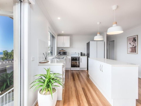 Coastal Home, 500m Walk To Hospital With Ocean Views - Geraldton Accommodation 4