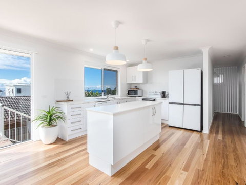 Coastal Home, 500m Walk To Hospital With Ocean Views - Geraldton Accommodation 3