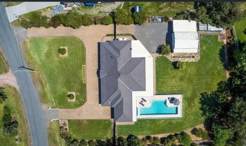 Coast And Country Estate - 15m Heated Pool And Minutes To Beach - Geraldton Accommodation 1