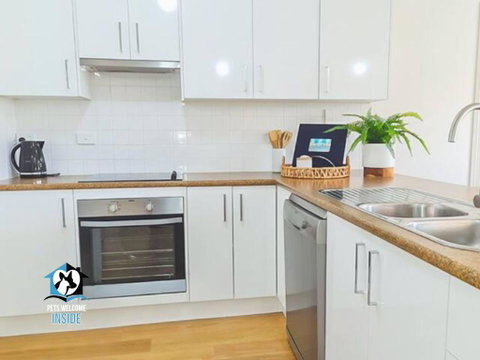 Coastal Vibe, 4 Beds Short Walk To The Beach - Geraldton Accommodation 3