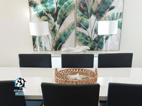 Coastal Vibe, 4 Beds Short Walk To The Beach - Geraldton Accommodation 2