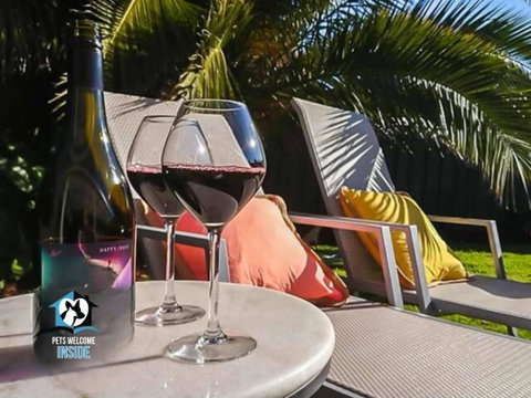 Coastal Vibe, 4 Beds Short Walk To The Beach - Geraldton Accommodation 4