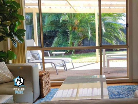 Coastal Vibe, 4 Beds Short Walk To The Beach - Geraldton Accommodation 1