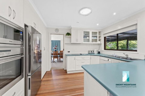 Cobbon Retreat - 5BR House L Pet Friendly L Large Fenced Backyard L WiFi L Great Location - Geraldton Accommodation 2