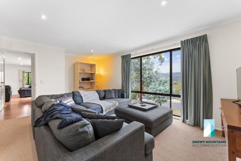 Cobbon Retreat - 5BR House L Pet Friendly L Large Fenced Backyard L WiFi L Great Location - Geraldton Accommodation 1
