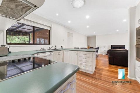 Cobbon Retreat - 5BR House L Pet Friendly L Large Fenced Backyard L WiFi L Great Location - Geraldton Accommodation 3