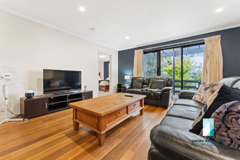 Cobbon Retreat - 5BR House L Pet Friendly L Large Fenced Backyard L WiFi L Great Location - Geraldton Accommodation 4
