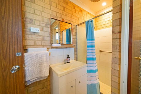 Comfortable Central Unit - Geraldton Accommodation 4