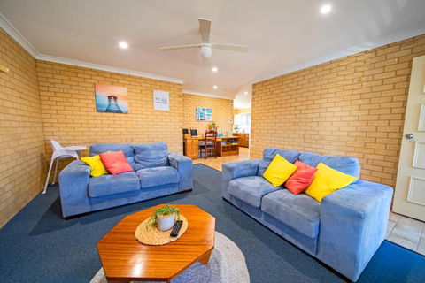 Comfortable Central Unit - Geraldton Accommodation 0