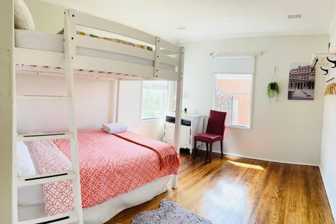 D122 Lovely London Home - Geraldton Accommodation 4