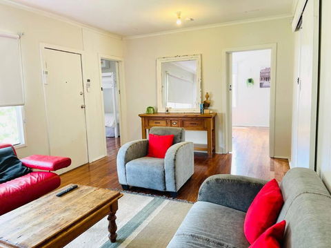 D122 Lovely London Home - Geraldton Accommodation 0
