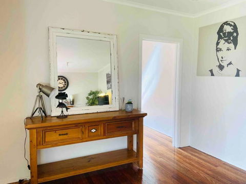 D122 Lovely London Home - Geraldton Accommodation 1