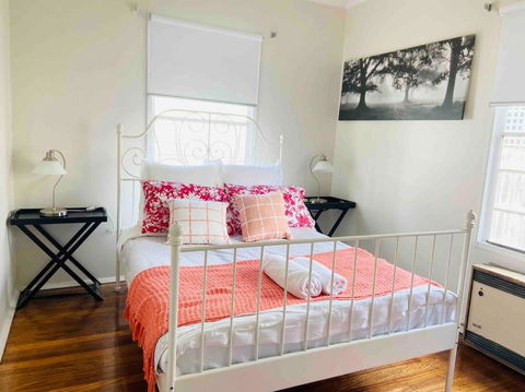D122 Lovely London Home - Geraldton Accommodation 3