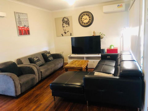 D122 Lovely London Home - Geraldton Accommodation 2